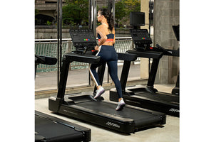 Life Fitness Club Series + (Plus) Treadmill