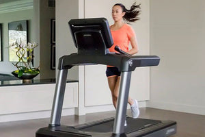 Life Fitness Club Series + (Plus) Treadmill
